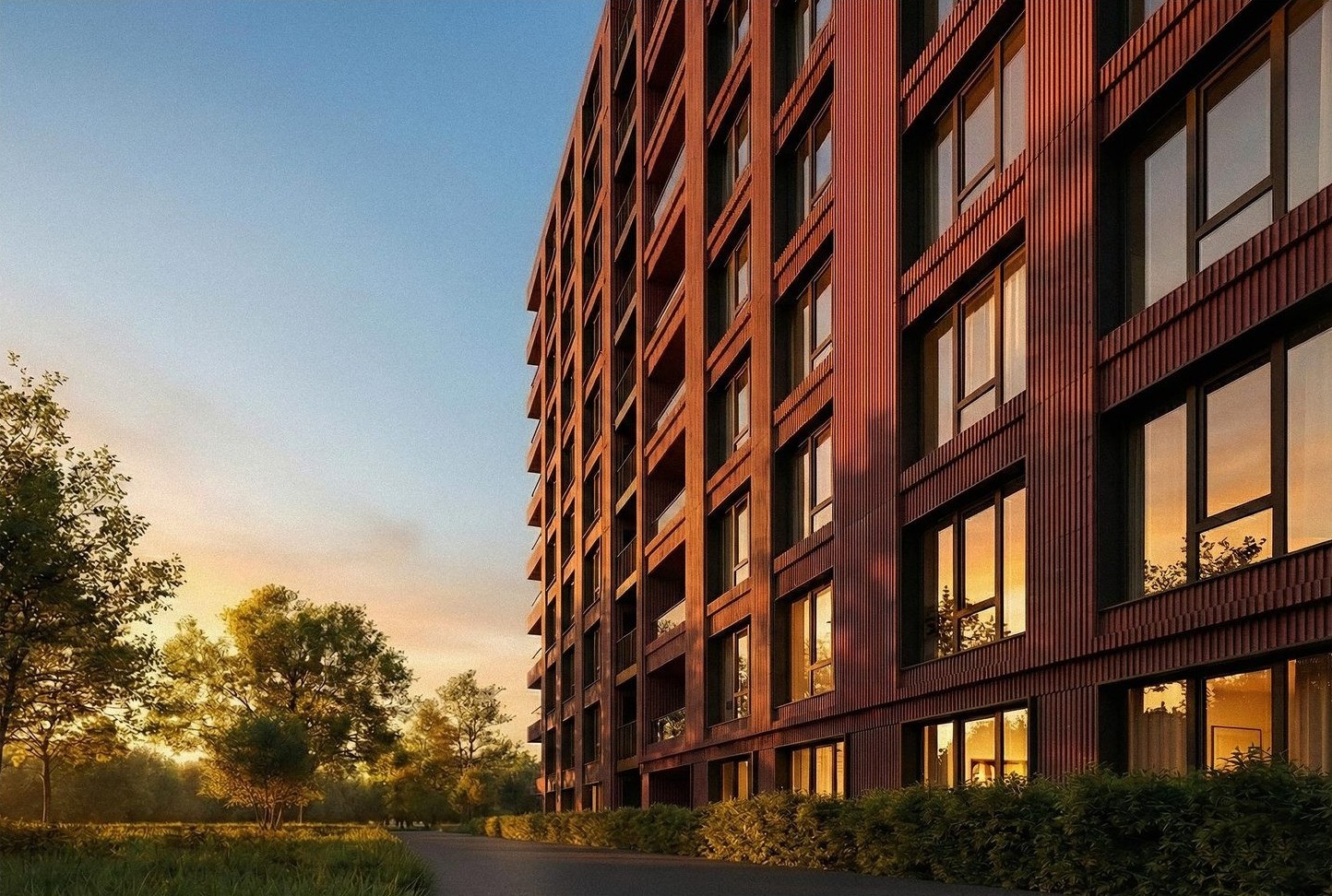 Теракотовий корпус у золоту годину